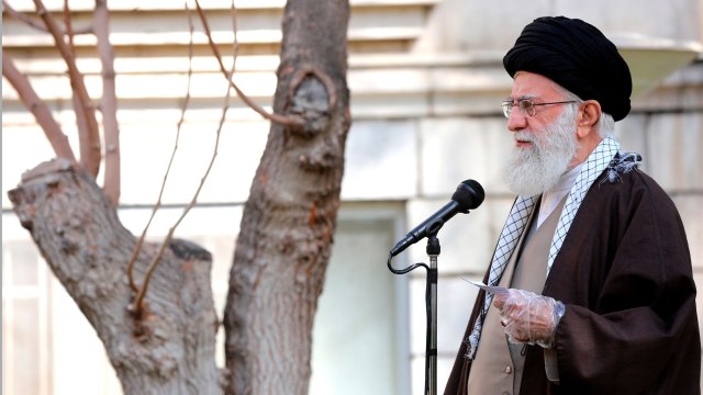 Pemimpin tertinggi Iran, Ayatullah Ali Khamenei berbicara selama upacara penanaman pohon di Teheran, Iran. Foto: Office of the Iranian Supreme Leader via AP