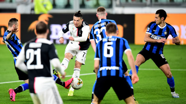 Pemain Juventus, Cristiano Ronaldo, melepas tendangan ke gawang Inter Milan.  Foto: REUTERS/Massimo Pinca