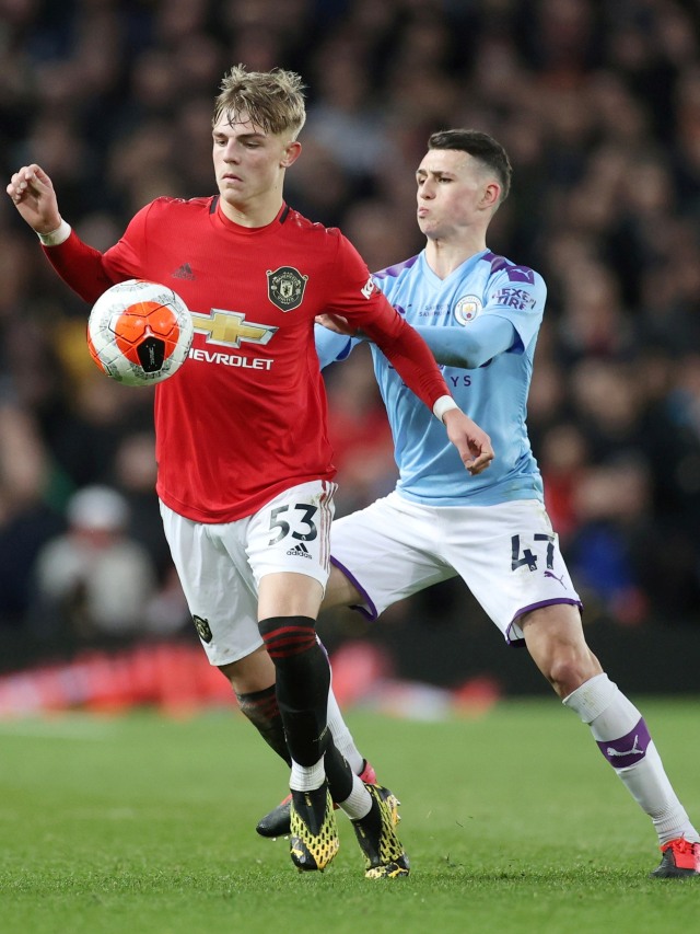 Perebutan bola antara pemain Manchester United dan Manchester City di Old Trafford, Manchester, Inggris. Foto: Reuters/Carl Recine