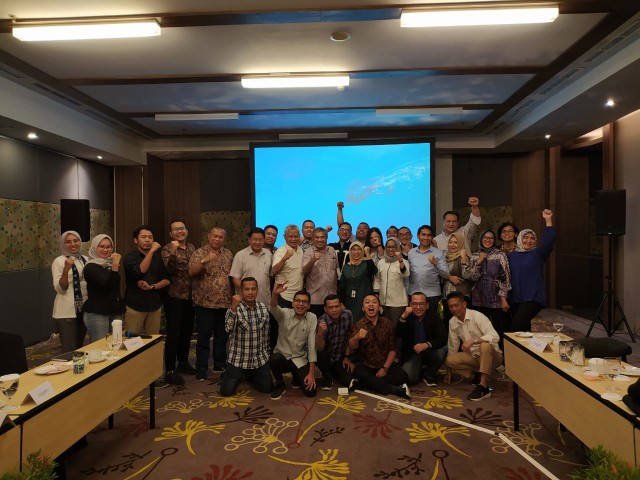 Pakar Komunikasi Dr Aqua Dwipayana (berdiri no 8 dari kiri) bersama peserta Rakernas Pesonna Indonesia Jaya di hotel Pesonna Pekalongan pada Kamis (20/2/2020).