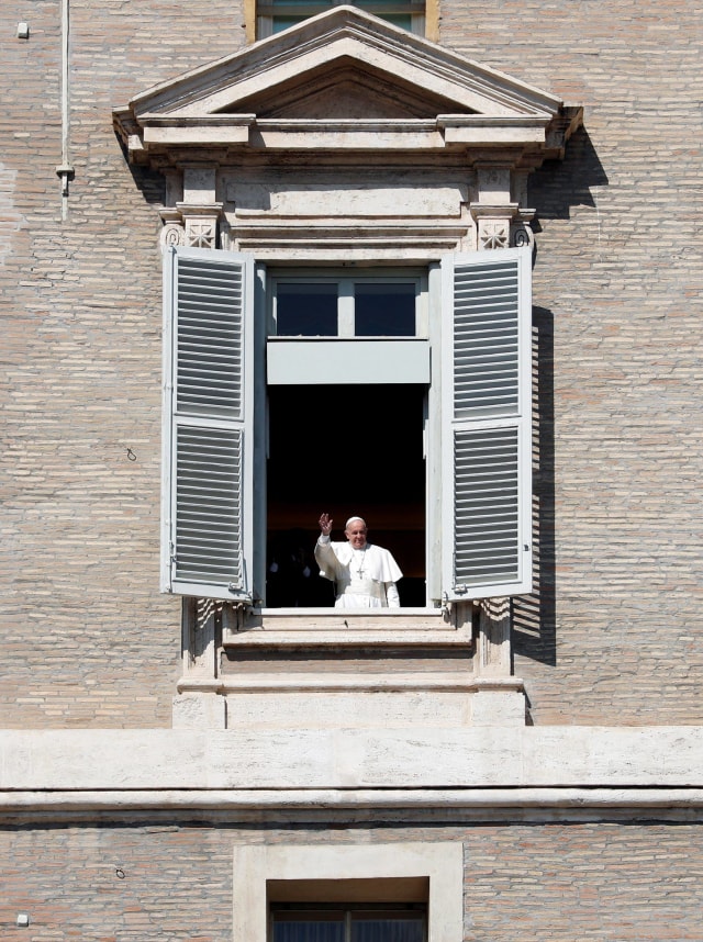 Paus Fransiskus saat menyampaikan pesan mingguan di Vatikan yang hanya dihadiri oleh segelintir orang. Foto: REUTERS / Remo Casilli