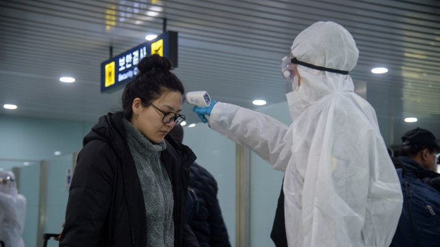 Pengecekan saat warga asing dan diplomat di Korea Utara dievakuasi keluar dari Korea Utara. Foto: AFP/KIM WON JIN 