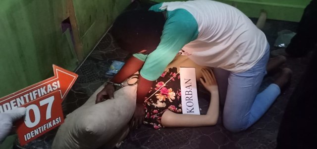 Polisi melakukan pra rekonstruksi pembunuhan remaja di Tanjungbalai. Di mana, pelaku memperagakan bagaimana cara ia membekap wajah korban (diperagakan dengan boneka) dengan bantal. Foto: Istimewa
