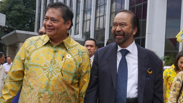 Ketua Umum Partai Nasdem Surya Paloh (kanan) dan Ketua Umum Airlangga Hartarto saat silaturahmi di DPP Golkar, Jakarta, Senin (9/3). Foto: Fanny Kusumawardhani/kumparan