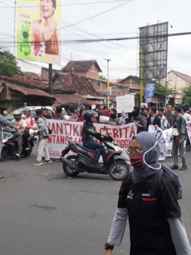 Suasana di jalan Gejayan jelang aksi Gejayan Memanggil. Foto: Arfiansyah Panji Purnandaru/kumparan