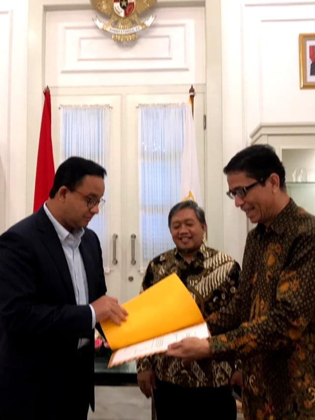 Cawagub DKI Jakarta dari PKS, Nurmansjah Lubis menyerahkan berkas syarat pencalonannya kepada Gubernur DKI Jakarta Anies Baswedan. Foto: Dok. PKS