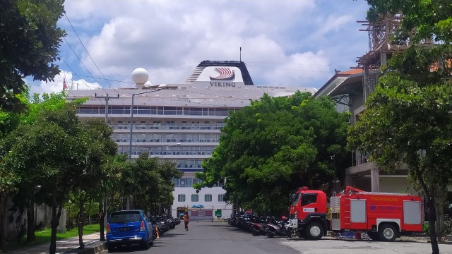 Kapal Viking Sun di Pelabuhan Benoa terlihat dari kejauhan - ACH