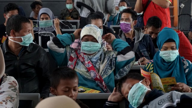 Sejumlah penumpang di Stasiusn Pasar Senen menggunakan masker, Senin (9/3). Foto: Iqbal Firdaus/kumparan
