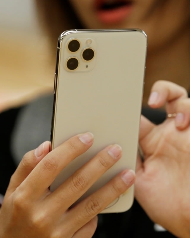 Tampak belakang iPhone 11 Pro Max dengan tiga kamera. Foto: Jason Lee/Reuters