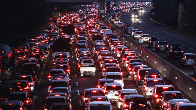 Kendaraan terjebak macet di Tol Cikampek, Jawa Barat. Foto: ANTARA FOTO/Rivan Awal Lingga