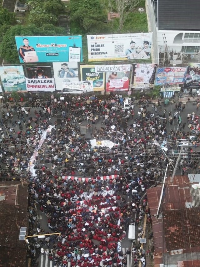 Foto udara mahasiswa mengikuti aksi Gejayan Memanggil Tolak RUU Omnibus Law di Simpang Tiga Colombo, Gejayan, Sleman, DI Yogyakarta. Foto: Dok. Istimewa 