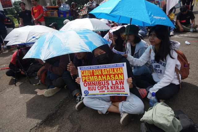 Massa dari Gabungan Serikat Buruh Indonesia menggelar unjuk rasa tolak RUU Omnibus Law Cipta Kerja (Cika) di depan Gedung DPR RI, Jakarta, Senin (9/3).  Foto: Fanny Kusumawardhani/kumparan 
