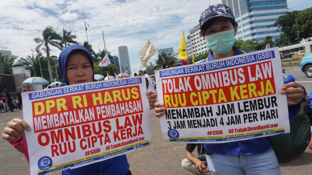 Massa dari Gabungan Serikat Buruh Indonesia menggelar unjuk rasa tolak RUU Omnibus Law Cipta Kerja (Cika) di depan Gedung DPR RI, Jakarta, Senin (9/3).  Foto: Fanny Kusumawardhani/kumparan 