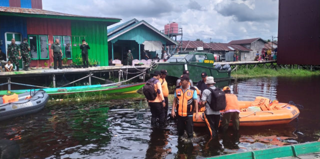 Persiapan pencarian para korban laka air di Sungai Sebangau Kereng Bengkirai, Palangka Raya oleh para petugas dan relawan.