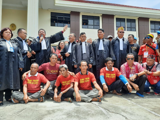 Tim kuasa hukum bersama 6 peladang Sintang yang divonis bebas. Foto: Yusrizal/Hi!Pontianak