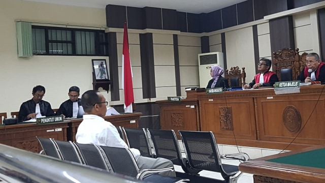 Staf khusus Bupati Kudus, Agoes Soeranto atau Agoes Kroto saat menerima vonis di Pengadilan Tipikor Semarang, Senin (9/3). Foto: Afiati Tsalitsati/kumparan