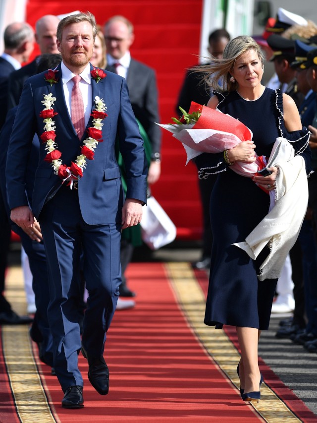 Raja Belanda Willem Alexander (kiri) dan Ratu Maxima Zorreguieta Cerruti tiba di Bandara Halim Perdanakusuma, Jakarta Timur, Senin (9/3).  Foto: ANTARA FOTO/Sigid Kurniawan