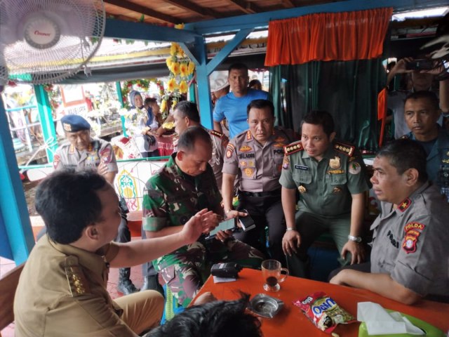 Gubernur Kalteng Sugianto Sabran bersama Wakapolda Kalteng dan Danrem 102 Panju Panjung saat berada di Kereng Bengkirai.