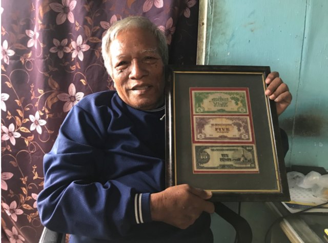 Srie Sudarsono saat menunjukkan tiga koleksi uang kertas dari berbagai macam negara | Photo by Karja/Titiantoro
