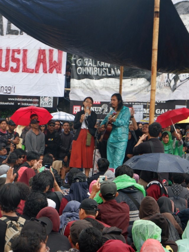 Rara Sekar ikut aksi Gejayan Memanggil di Sleman.
 Foto: Arfiansyah Panji Purnandaru/kumparan