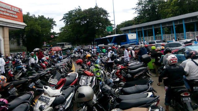 Macet akibat motor parkir liar di Stasiun Juanda Foto: Paulina Herasmaranindar/kumparan