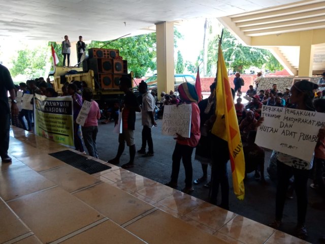 Aksi demo Forum Perjuangan Rakyat, Senin (9/3/2020). Foto: Ola Keda. 