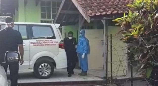Petugas ruang isolasi RSUD dr Soekardjo Kota Tasikmalaya hanya mengunakan jas hujan saat tangani pasien dalam pengawasan virus corona.  Foto: Dok. Istimewa