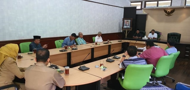 Sejumlah perwakilan Forum Komite Sekolah (FKS) SMP Negeri se-Kabupaten Tegal mengadu ke DPRD setempat Senin (9/3/2020). (Foto: Syaifullah)