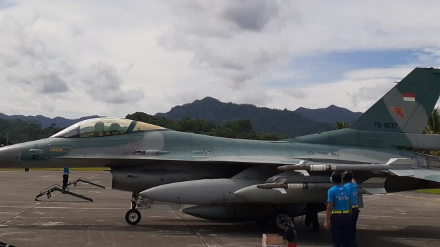 Pesawat tempur F-16 tiba di Lanud Pattimura Ambon, Senin (9/3) (Foto: ambonnesia)
