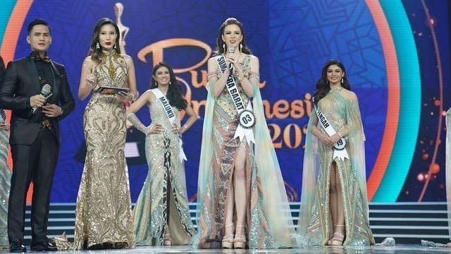 Finalis Puteri Indonesia dari Sumatera Barat, Louise Kalista Iskandar (tengah). Foto: Instagram/@officialputeriindonesia
