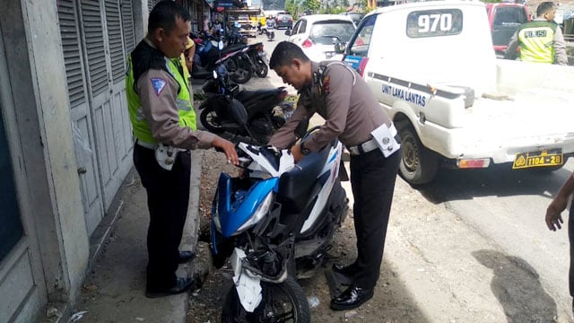 Pihak kepolisian memeriksa kendaraan korban yang meninggal duni terlindas truk di Padang (Foto: Irwanda/Langkan.id)