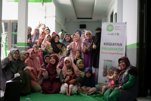 "Pertama Kali Datang Ke RSP IZI, Founder Perindu Surga : Luar Biasa" - Pose bersama penghuni RSP IZI Jakarta di perayaan Hari Perempuan Se-Dunia. Dok. IZI
