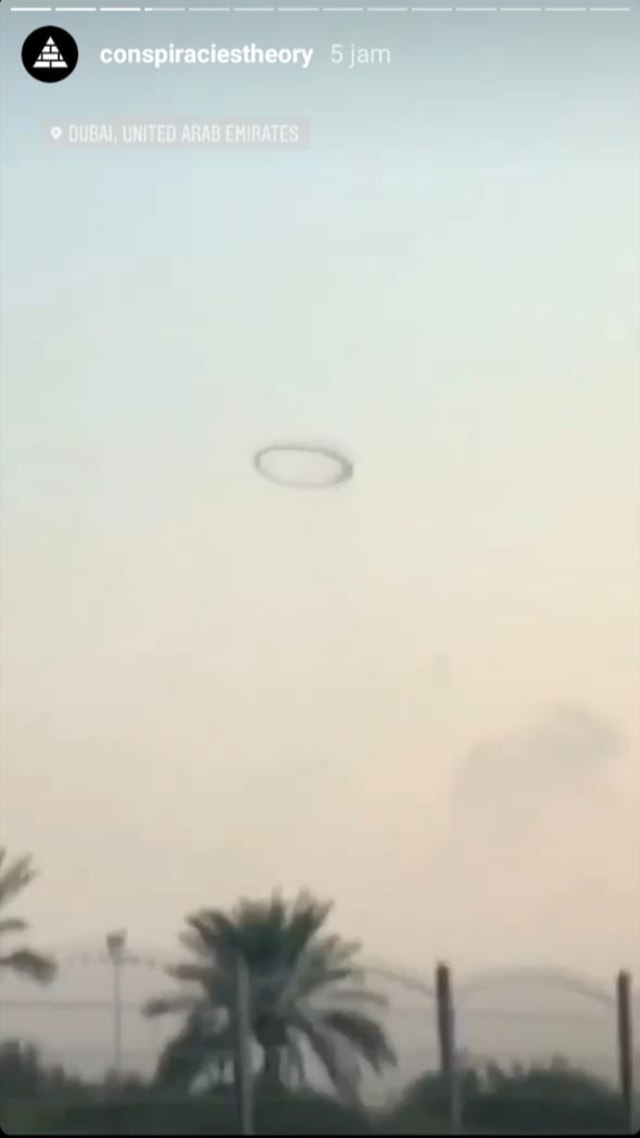 Tangkapan layar instagram story soal lingkaran hitam di langit. Flto: instagram/@conspiraciestheory