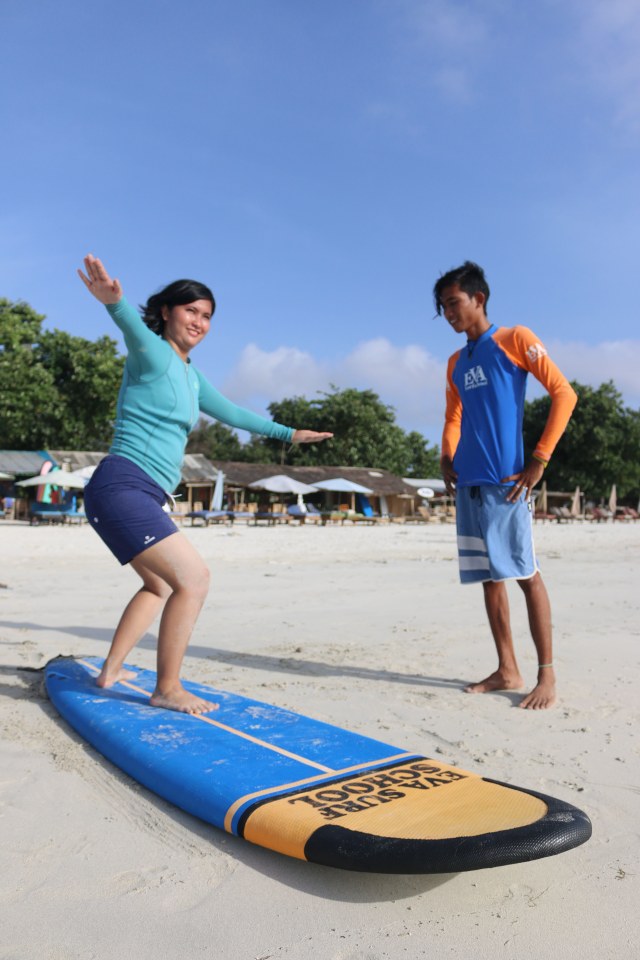 Belajar surfing di Pantai Selong Belanak Lombok.
 Foto: Selfy Momongan/kumparan