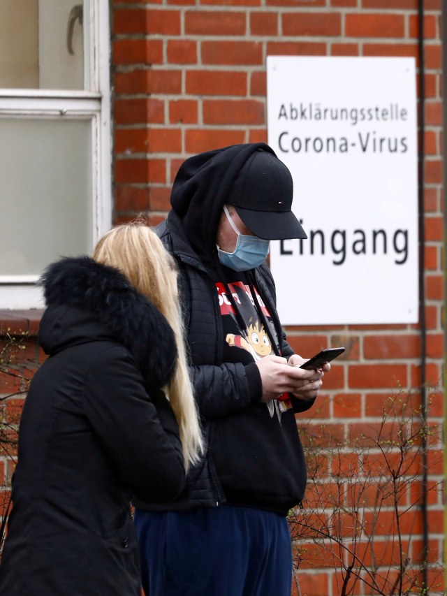 Warga Berlin menggunakan masker untuk menghindari tertular virus corona. Foto: REUTERS / Michele Tantussi