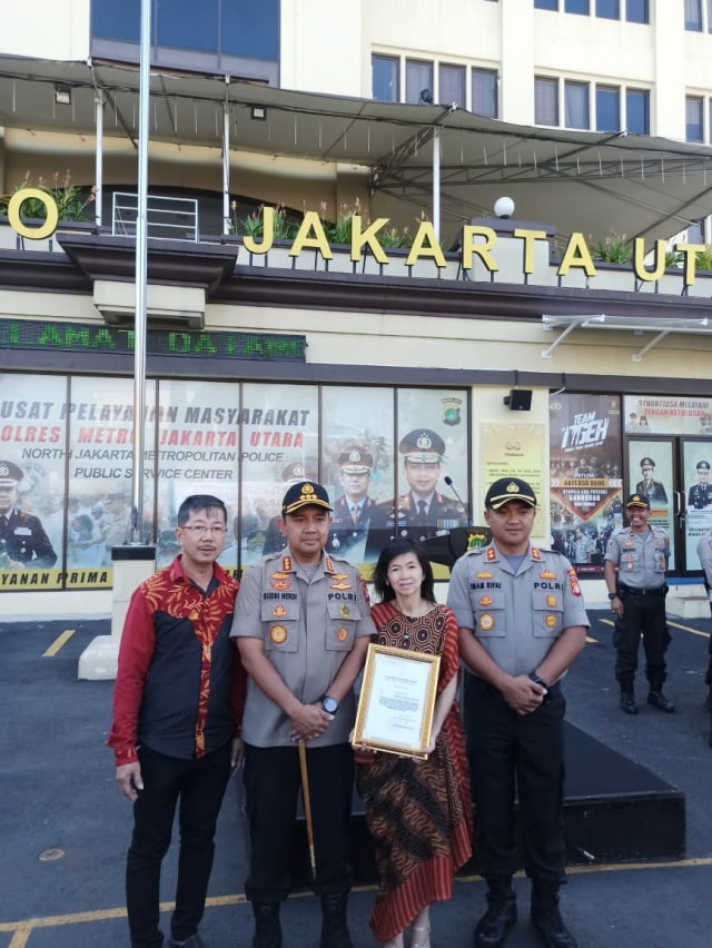 Kapolres Jakarta Utara foto bersama Indrayani dan Erwin usai penyerahan penghargaan karena menjual masker dengan harga normal. Foto: Helmi Afandi Abdullah/kumparan