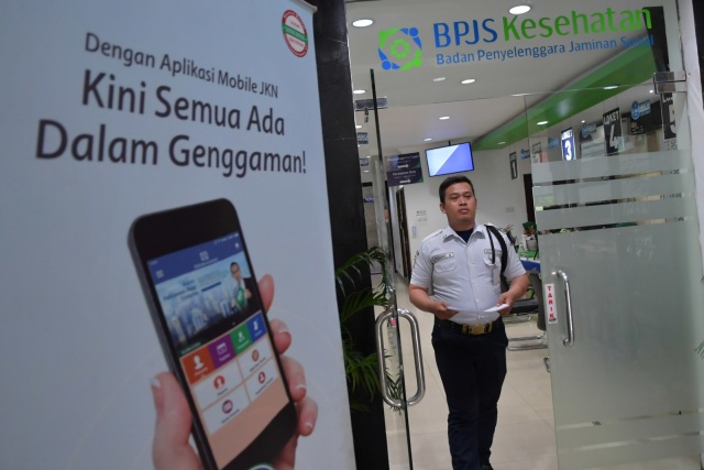 Petugas keamanan membawa berkas di Kantor BPJS Kesehatan, Jakarta, Senin (9/3). Foto: ANATRA FOTO/M Risyal Hidayat