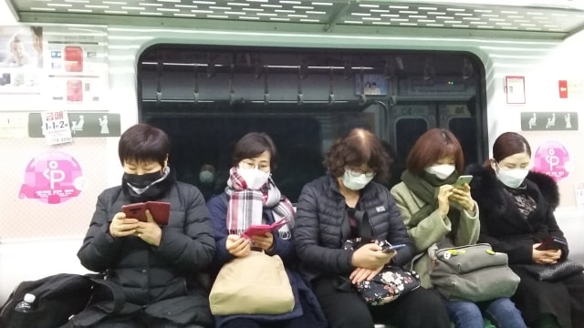 Suasana di salah satu kereta api di Seoul, Korea Selatan. Foto: Khiththati/acehkini