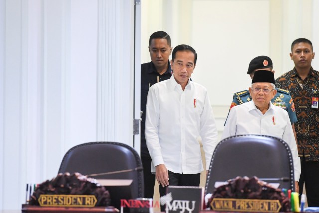 Presiden Joko Widodo (kiri) didampingi Wakil Presiden Ma'ruf Amin (kanan) bersiap memimpin rapat terbatas (ratas) di Kantor Presiden, Jakarta, Senin (9/3 Foto: ANTARA FOTO/Hafidz Mubarak