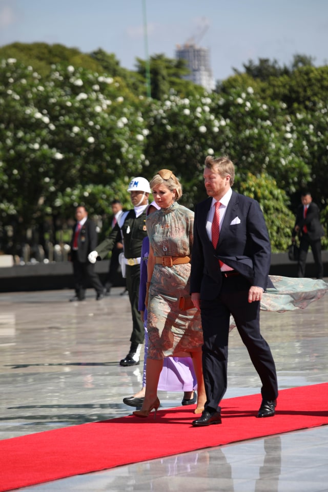 Raja Willem-Alexander dan Ratu Maxima dari Kerajaan Belanda berkunjung ke Taman Makam Pahlawan Kalibata saat lawatan ke Indonesia. Foto: Aditia Noviansyah/kumparan