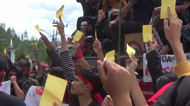 Aliansi Masyarakat Sipil  Tandalangan Tandasau menggelar aksi teaterikal dengan memberi kartu kuning sebagai bentuk protes jalan di wilayah mereka tak kunjung diperbaiki. Foto: Frendy/sulbarkini