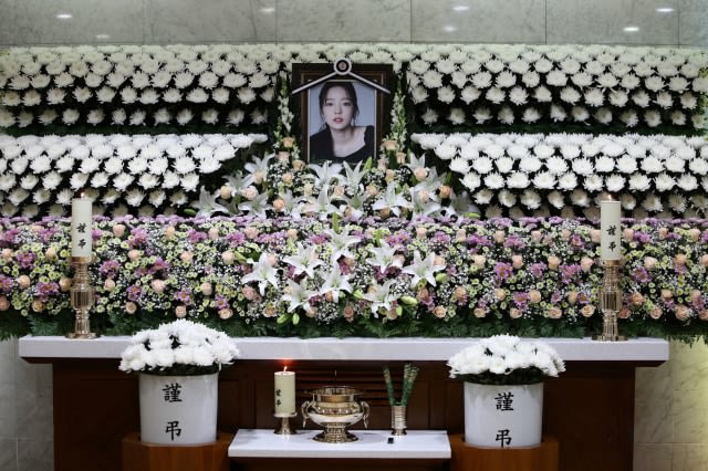 Sebuah altar peringatan bintang K-pop Goo Hara terlihat di Seoul St. Mary's Hospital di Seoul, Korea Selatan. Foto: Chung Sung-Jun/Pool via REUTERS
