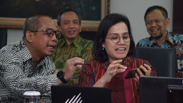 Menteri Keuangan Sri Mulyani berbincang dengan Kepala Direktorat Jenderal Pajak Suryo Utomo di Kantor Dirjen Pajak, Jakarta, Selasa (10/3). Foto: Jamal Ramadhan/kumparan