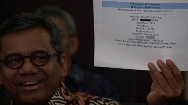 Wakil Menteri Keuangan Suahasil Nazara menunjukan bukti penyampaian SPT elektronik di Kantor Dirjen Pajak, Jakarta, Selasa (10/3). Foto: Jamal Ramadhan/kumparan