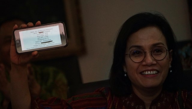 Menteri Keuangan Sri Mulyani menunjukan bukti penyampaian SPT elektronik di Kantor Dirjen Pajak, Jakarta, Selasa (10/3). Foto: Jamal Ramadhan/kumparan