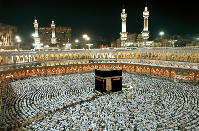 Menunaikan ibadah haji ke Tanah Suci Foto: Shutterstock