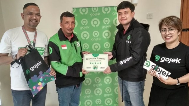 Eko Wahyudiyanto (kedua dari kiri) dapat penghargaan dari Gojek. Foto: Dok. Istimewa