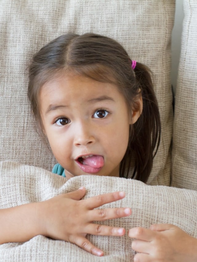 Orang tua perlu menjelaskan pada anak tentang bahaya dan cara cegah penyebaran virus Corona Foto: Shutterstock