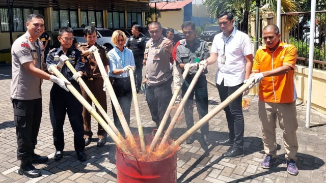 Polres Pelabuhan Tanjung Priok saat melakukan pemusnahkan barang bukti narkotika, Selasa (10/3). Foto: Andreas Ricky Febrian/kumparan