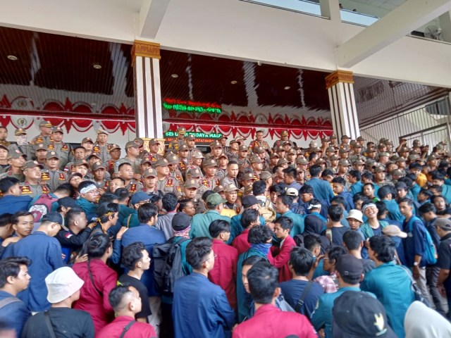 Masa aksi yang mencoba menerobos masuk ke gedung DPRD Provinsi Lampung dihadang oleh puluhan Pol PP, Selasa (10/3) | Foto : Sidik Aryono/ Lampung Geh